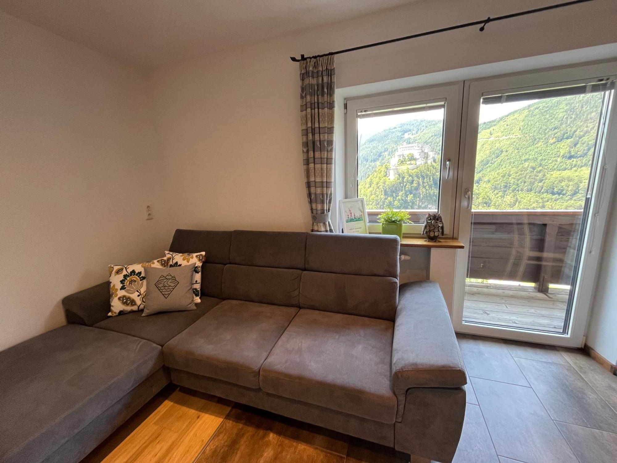 Haus Biechl Mit Blick Auf Die Burg Hohenwerfen Pfarrwerfen Exterior photo